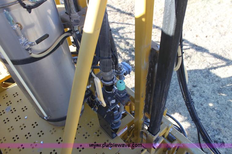 image for item F3389 2005 Ag-Chem RoGator 1274C self-propelled sprayer