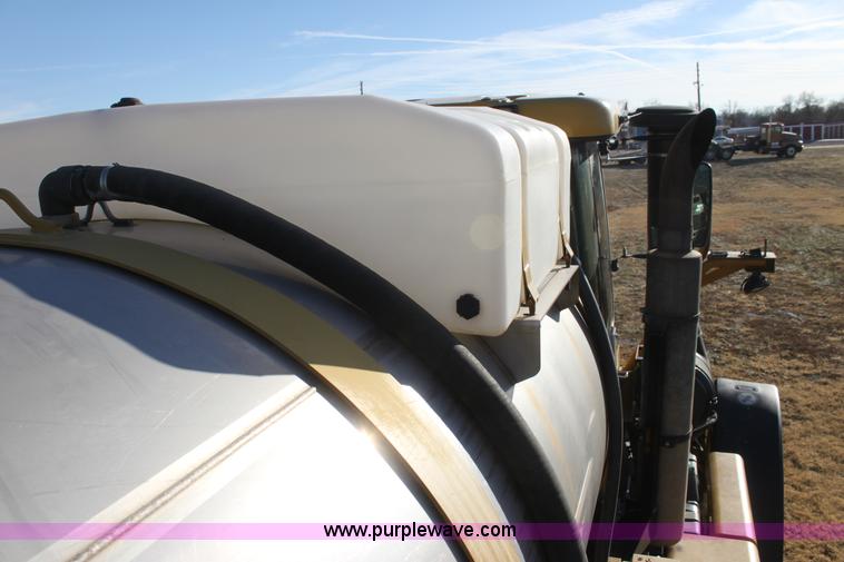 image for item F3389 2005 Ag-Chem RoGator 1274C self-propelled sprayer