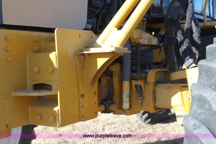 image for item F3389 2005 Ag-Chem RoGator 1274C self-propelled sprayer