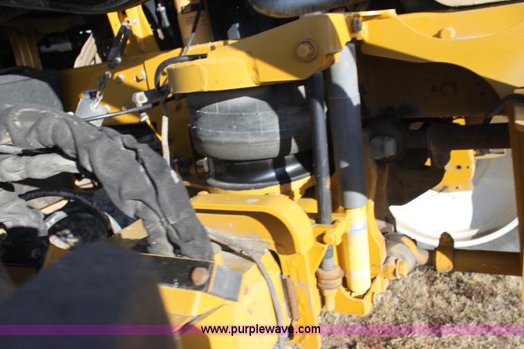 image for item F3389 2005 Ag-Chem RoGator 1274C self-propelled sprayer