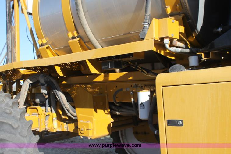 image for item F3389 2005 Ag-Chem RoGator 1274C self-propelled sprayer