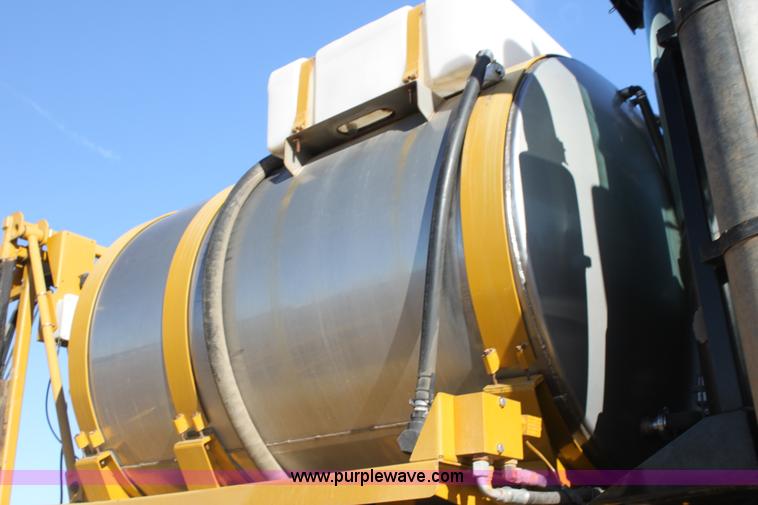 image for item F3389 2005 Ag-Chem RoGator 1274C self-propelled sprayer