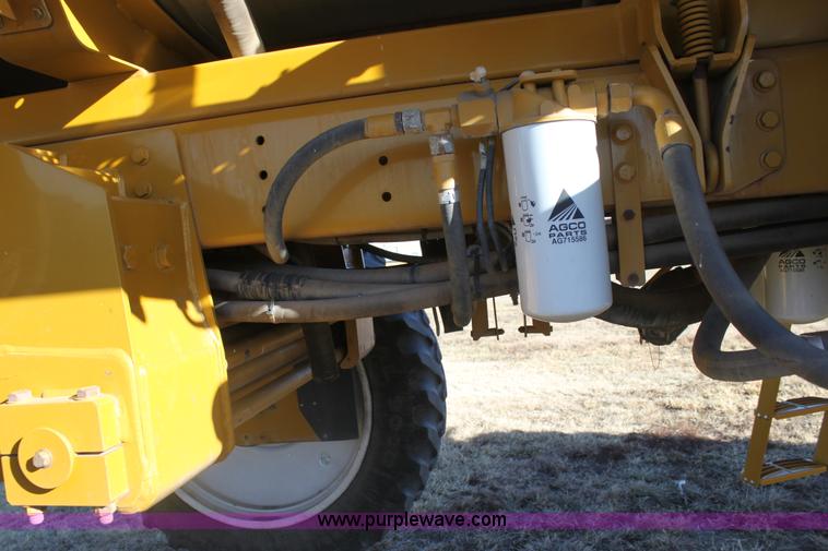 image for item F3389 2005 Ag-Chem RoGator 1274C self-propelled sprayer