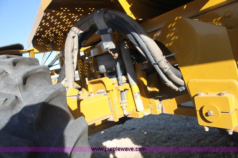 image for item F3389 2005 Ag-Chem RoGator 1274C self-propelled sprayer