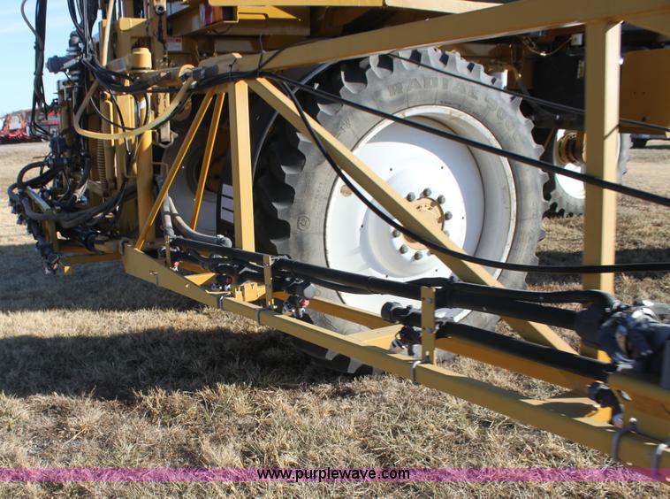 image for item F3389 2005 Ag-Chem RoGator 1274C self-propelled sprayer