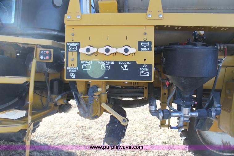 image for item F3389 2005 Ag-Chem RoGator 1274C self-propelled sprayer