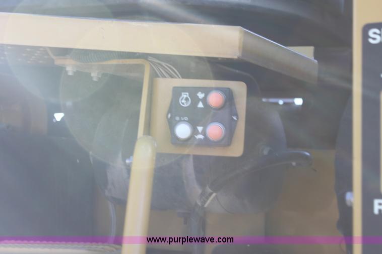 image for item F3389 2005 Ag-Chem RoGator 1274C self-propelled sprayer