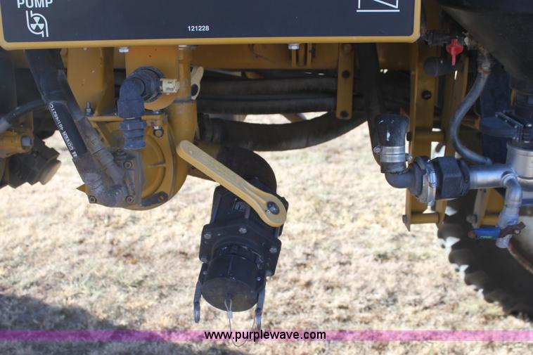 image for item F3389 2005 Ag-Chem RoGator 1274C self-propelled sprayer