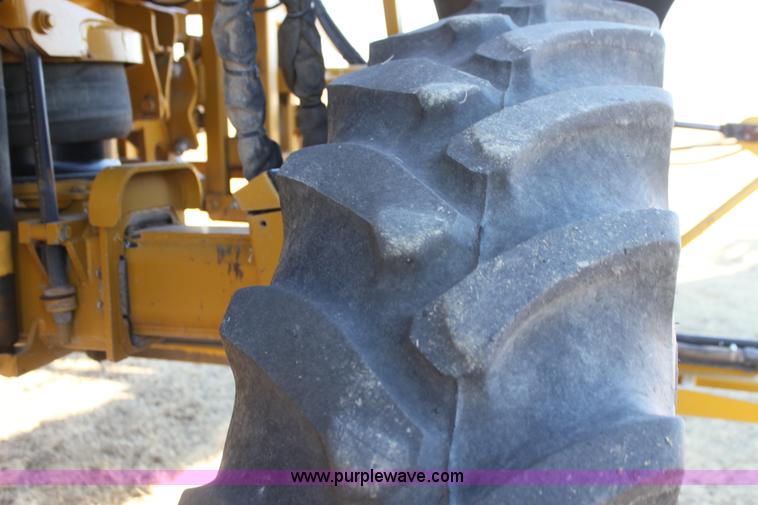 image for item F3389 2005 Ag-Chem RoGator 1274C self-propelled sprayer