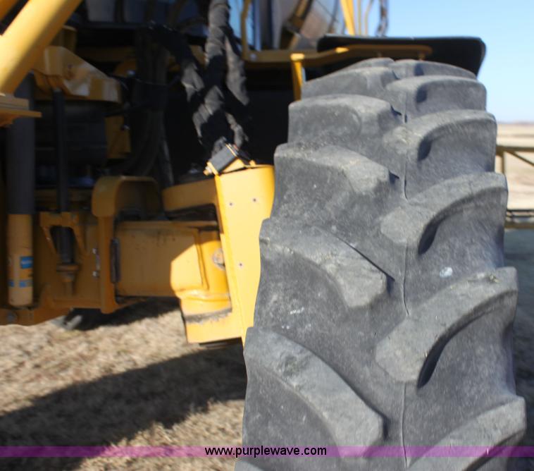 image for item F3389 2005 Ag-Chem RoGator 1274C self-propelled sprayer