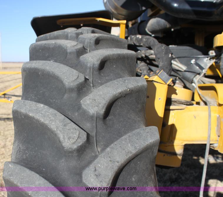 image for item F3389 2005 Ag-Chem RoGator 1274C self-propelled sprayer