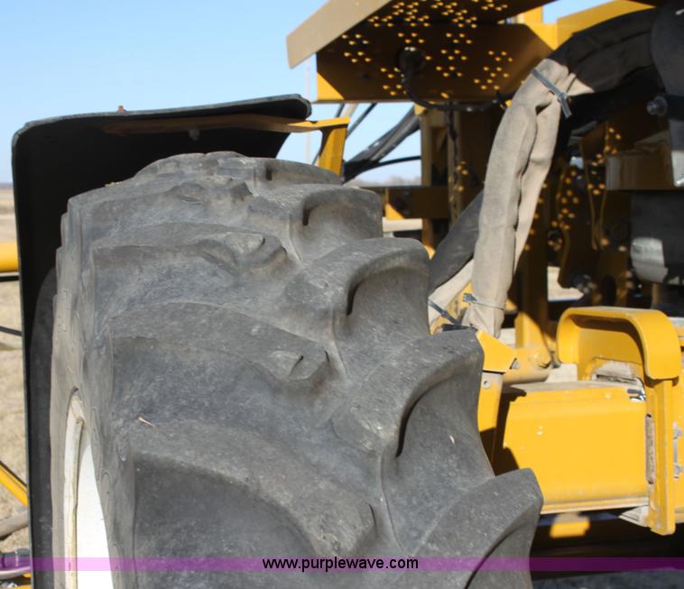 image for item F3389 2005 Ag-Chem RoGator 1274C self-propelled sprayer