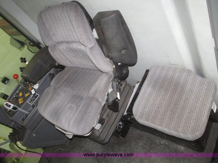 image for item G9861 2001 Gleaner R62 Fieldstar combine