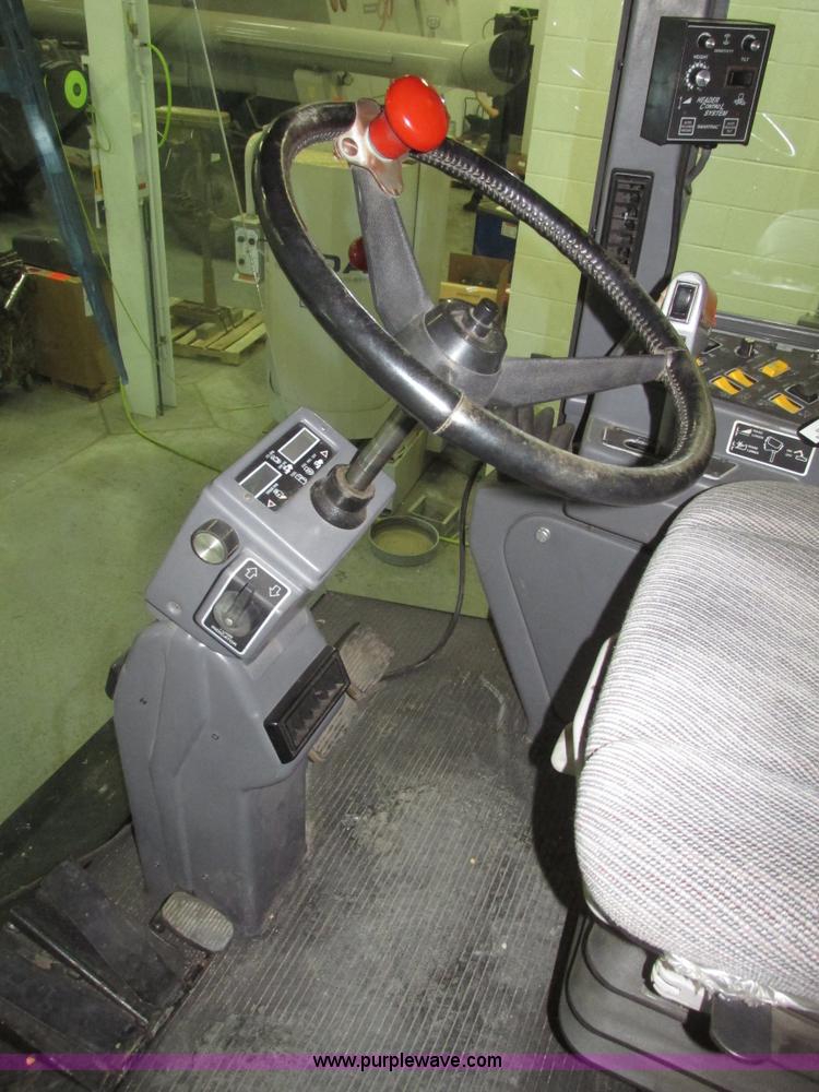 image for item G9861 2001 Gleaner R62 Fieldstar combine