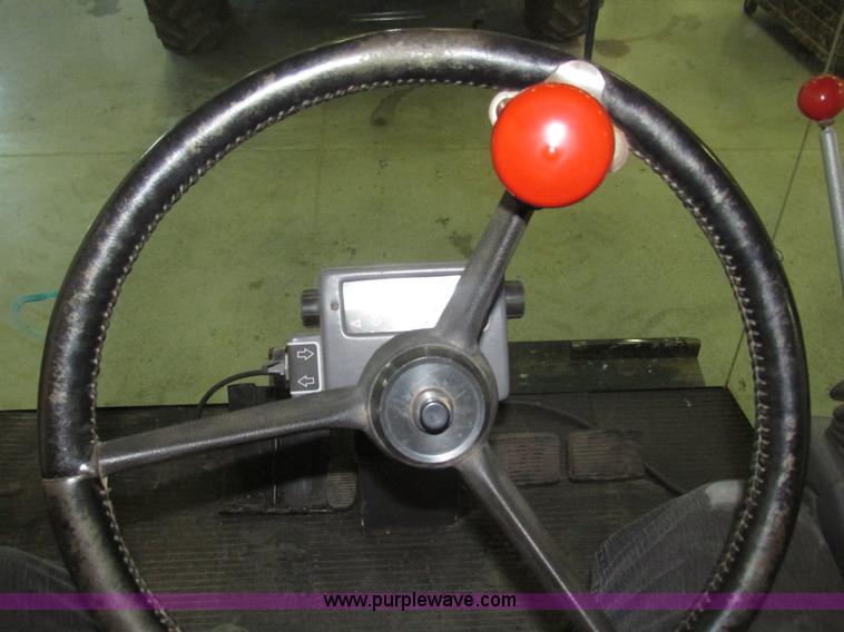 image for item G9861 2001 Gleaner R62 Fieldstar combine