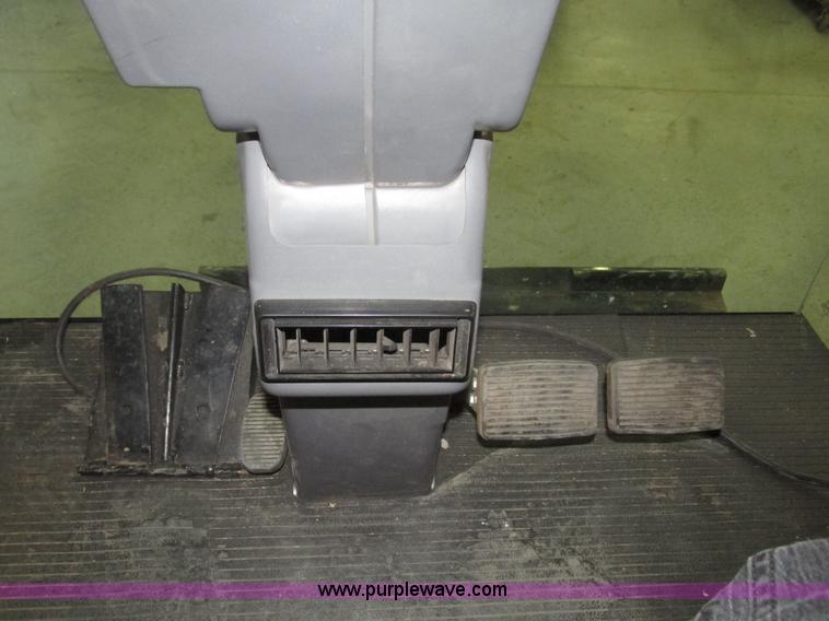 image for item G9861 2001 Gleaner R62 Fieldstar combine