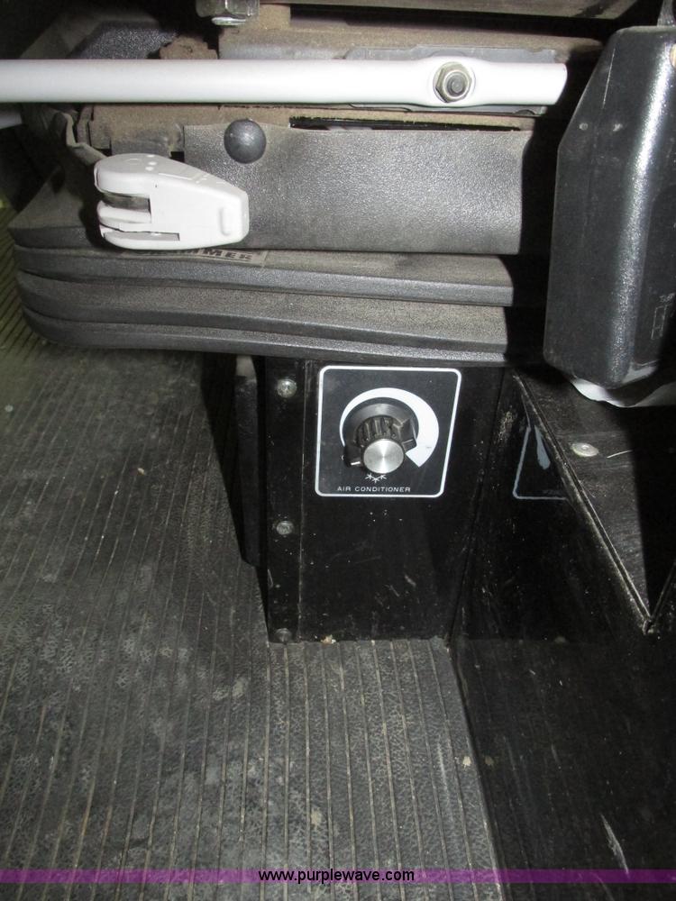 image for item G9861 2001 Gleaner R62 Fieldstar combine