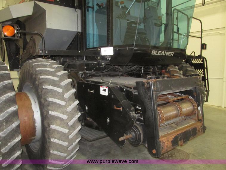 image for item G9861 2001 Gleaner R62 Fieldstar combine