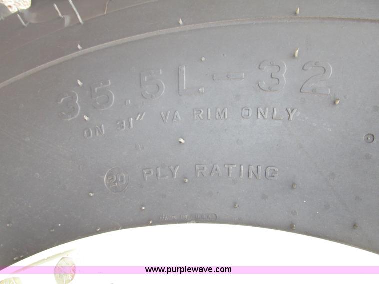 image for item G9880 2013 Parker 1039 grain cart