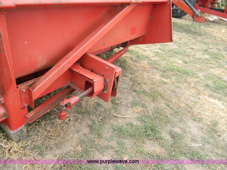 image for item H2312 1993 Case 1083 corn head