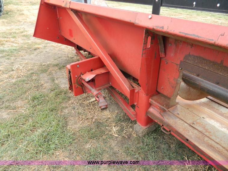 image for item H2312 1993 Case 1083 corn head