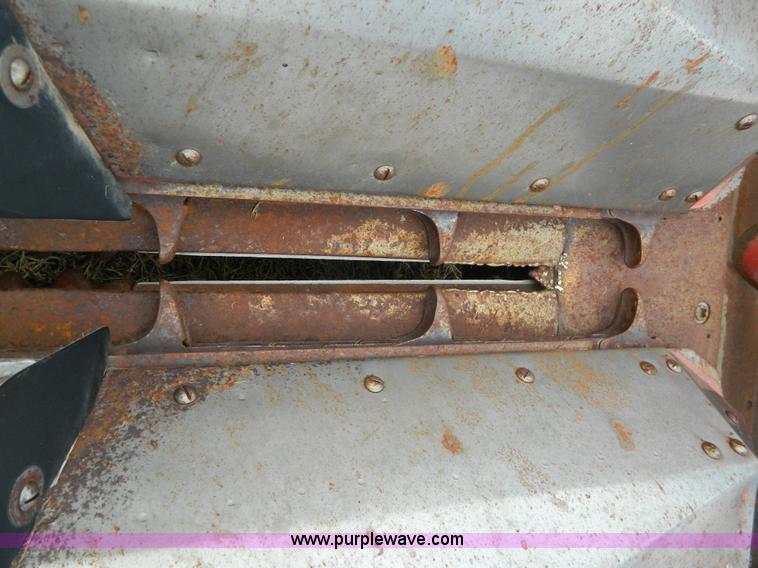 image for item H2312 1993 Case 1083 corn head