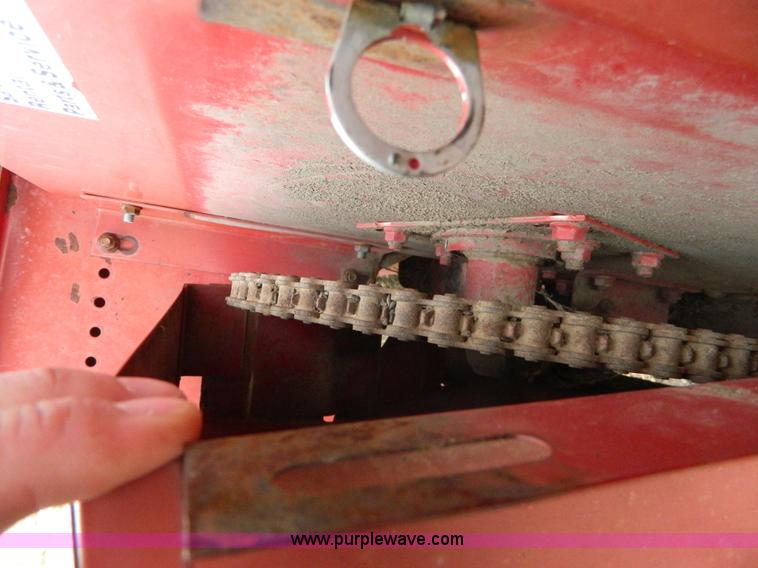 image for item H2312 1993 Case 1083 corn head