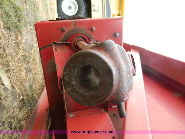 image for item H2312 1993 Case 1083 corn head