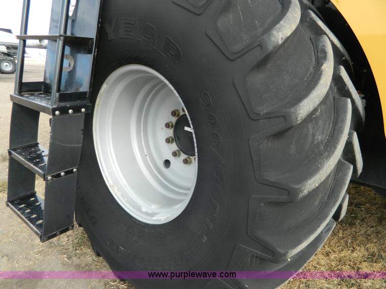 image for item H2313 2005 Challenger 670 RWA combine