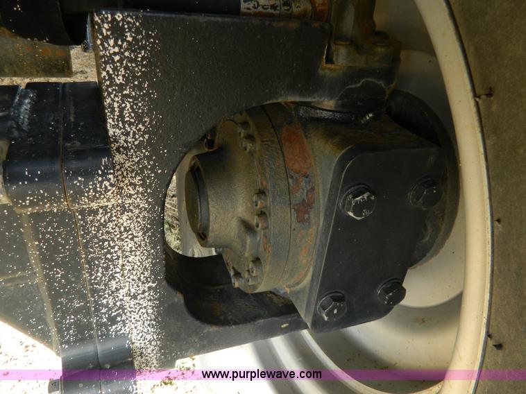 image for item H2313 2005 Challenger 670 RWA combine