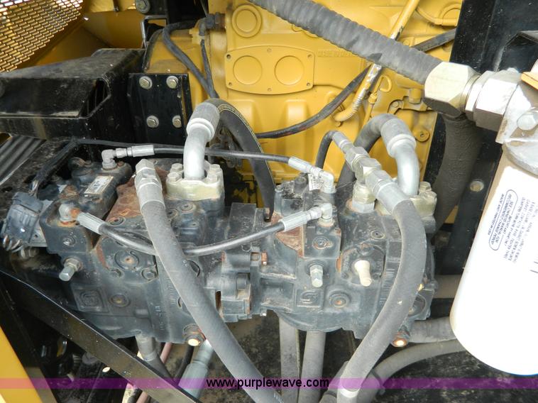 image for item H2313 2005 Challenger 670 RWA combine