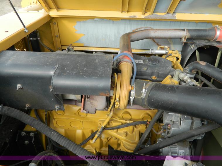 image for item H2313 2005 Challenger 670 RWA combine