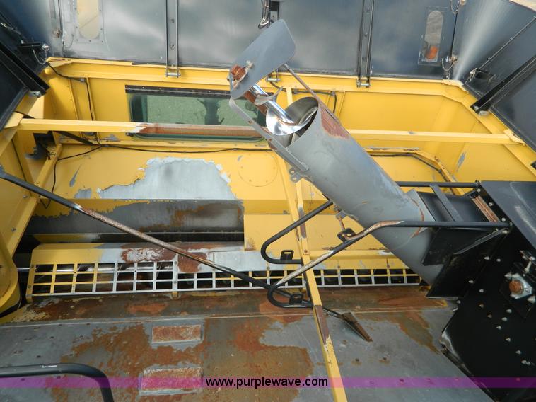 image for item H2313 2005 Challenger 670 RWA combine