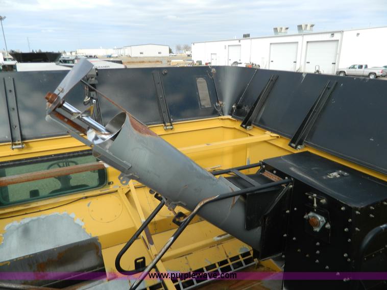 image for item H2313 2005 Challenger 670 RWA combine