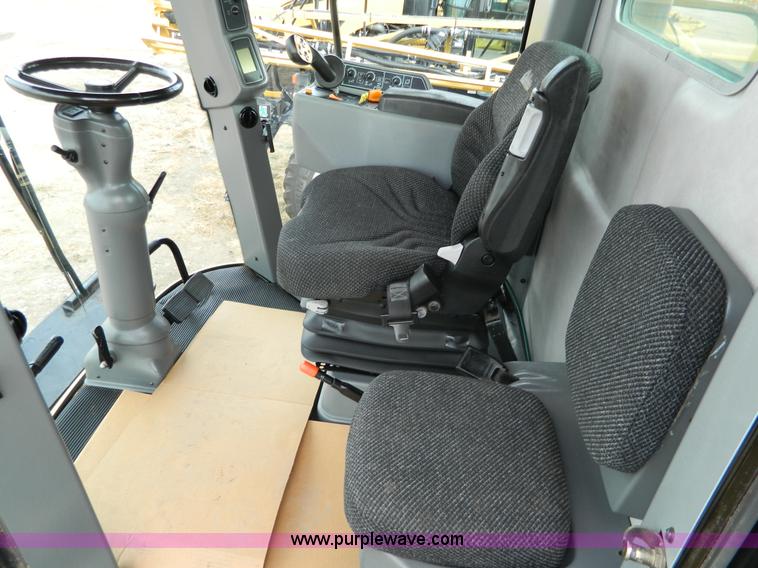 image for item H2313 2005 Challenger 670 RWA combine