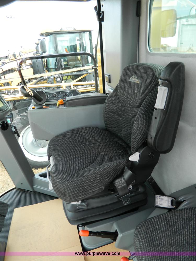 image for item H2313 2005 Challenger 670 RWA combine