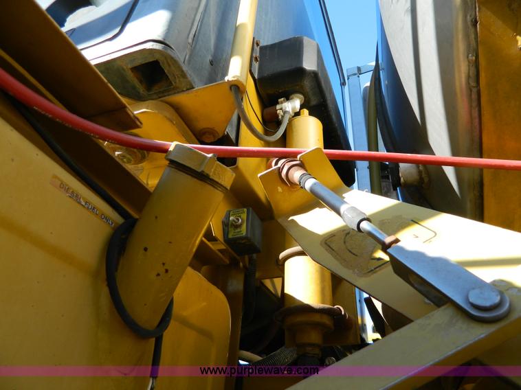 image for item H2320 1996 Ag-Chem RoGator 854 self-propelled sprayer