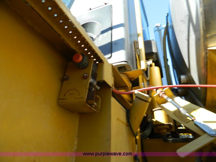 image for item H2320 1996 Ag-Chem RoGator 854 self-propelled sprayer