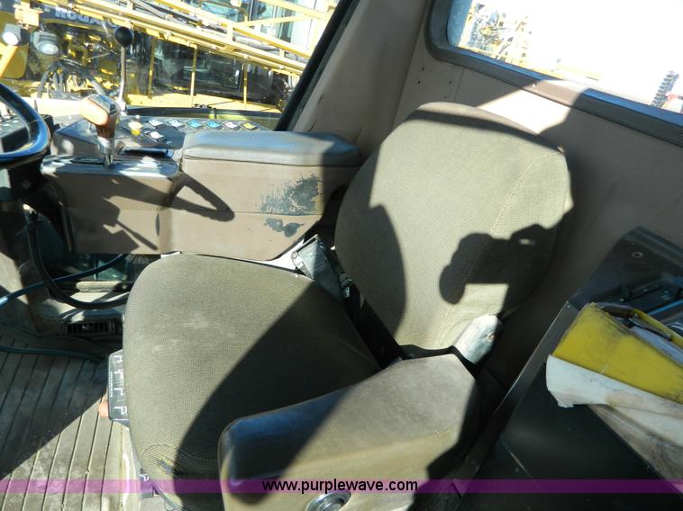 image for item H2320 1996 Ag-Chem RoGator 854 self-propelled sprayer