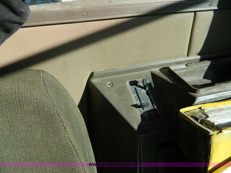 image for item H2320 1996 Ag-Chem RoGator 854 self-propelled sprayer