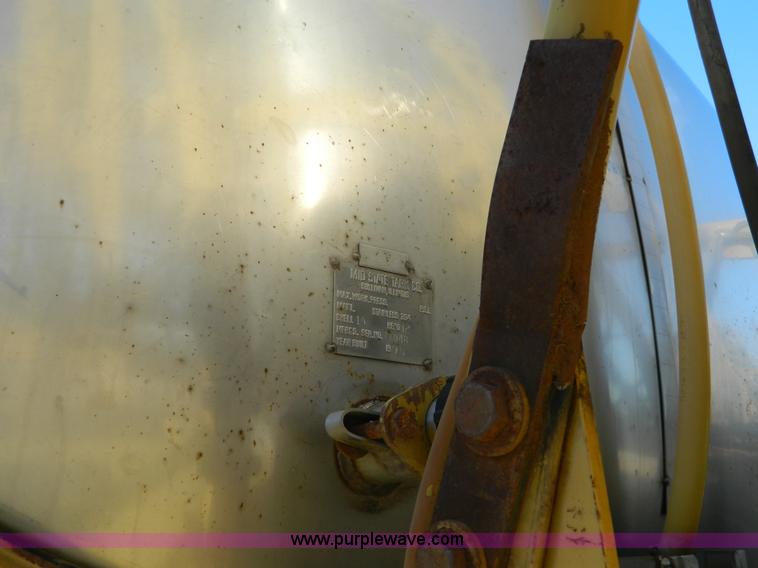 image for item H2320 1996 Ag-Chem RoGator 854 self-propelled sprayer