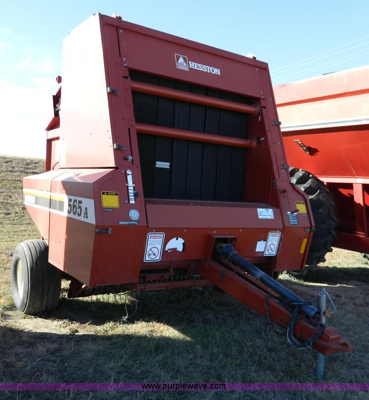 image for item H2321 1993 Hesston 565A round baler