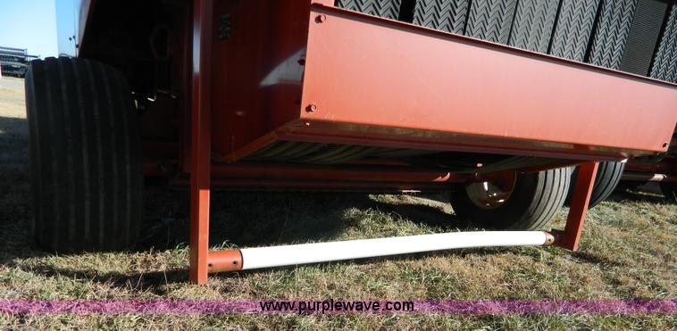 image for item H2321 1993 Hesston 565A round baler