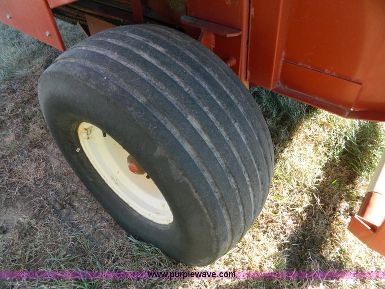 image for item H2321 1993 Hesston 565A round baler