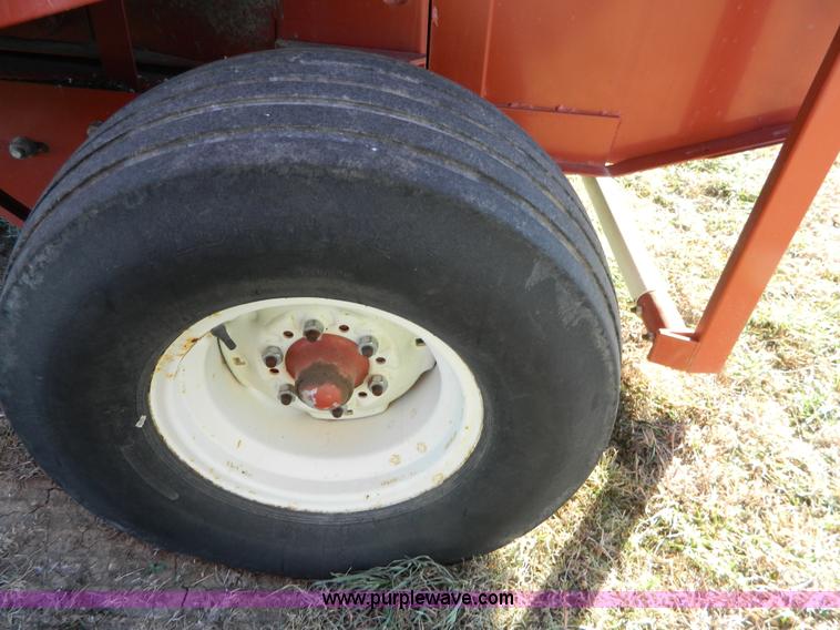 image for item H2321 1993 Hesston 565A round baler