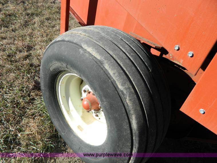 image for item H2321 1993 Hesston 565A round baler