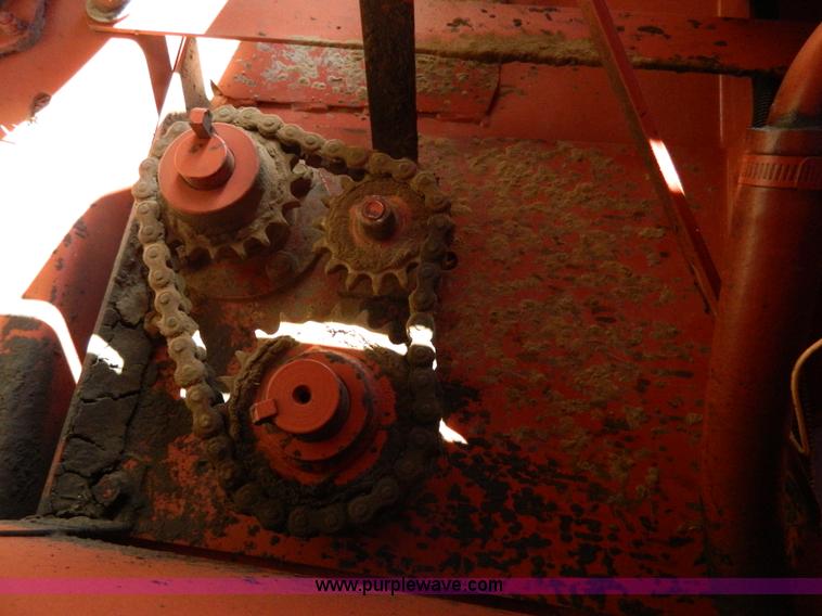 image for item H2321 1993 Hesston 565A round baler