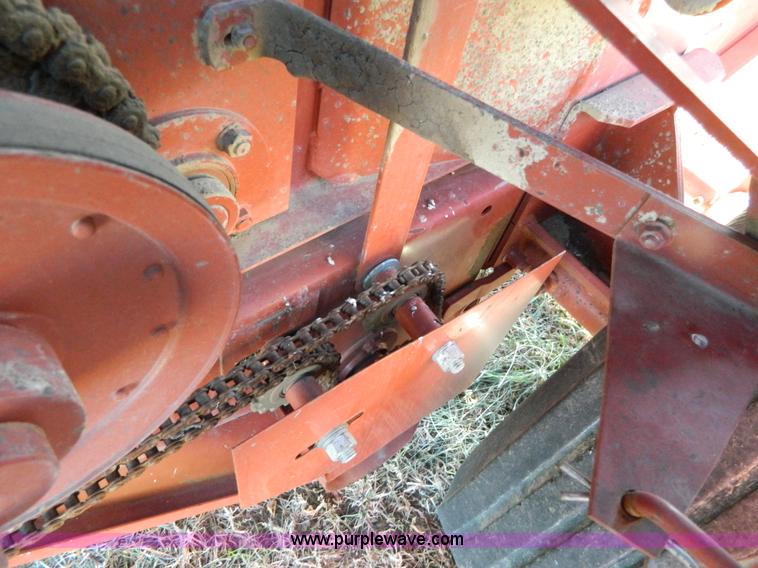 image for item H2321 1993 Hesston 565A round baler