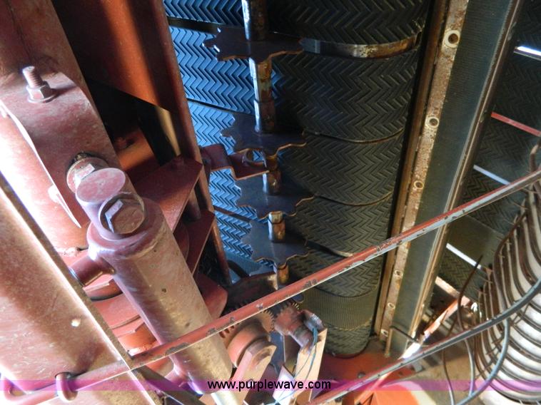 image for item H2321 1993 Hesston 565A round baler