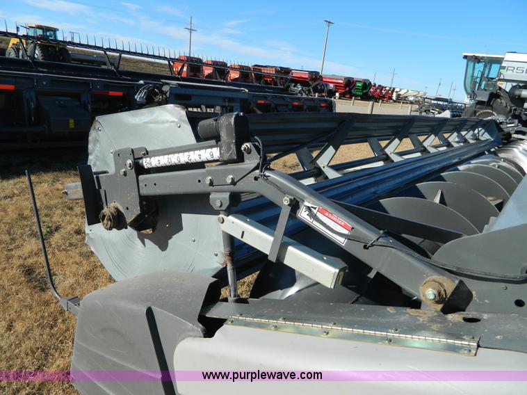 image for item H2322 2009 Gleaner 7200 rigid header
